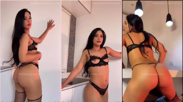 A gata Catalina Gonzalez mostrando os peitinhos