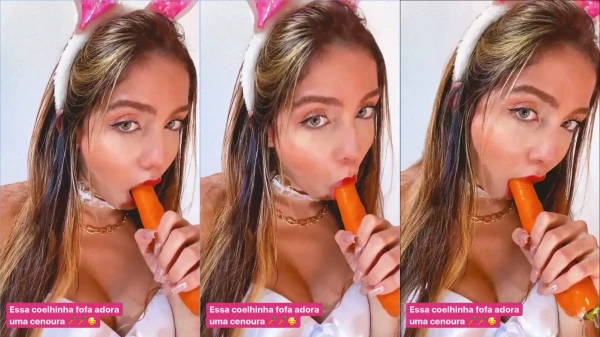 Olha a Vic Bernardi toda de coelhinha, se deliciando com a cenourinha!