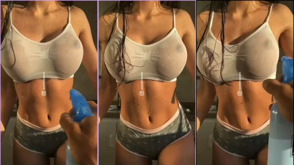 Assista ao vídeo de uma loira deliciosa com o corpo todo molhadinho