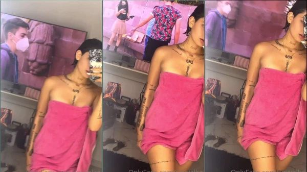 Babyangel, a musa do OnlyFans, se grava de toalha no espelho