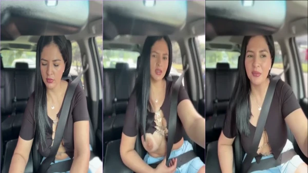 Carolina Novoa em um vídeo mostrando os peitinhos dentro do carro
