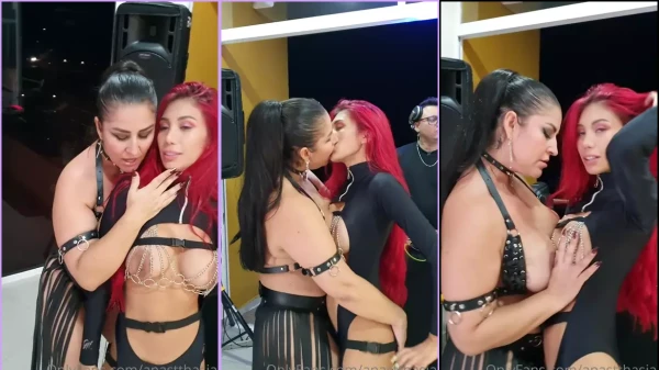 Durante a festinha, a Anastasia começou a dar uns selinhos na amiga cheia de curvas