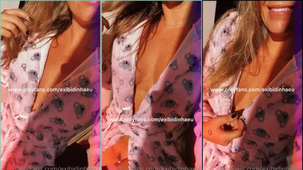 Lais, toda ousada de roupão, exibe seus peitos enormes