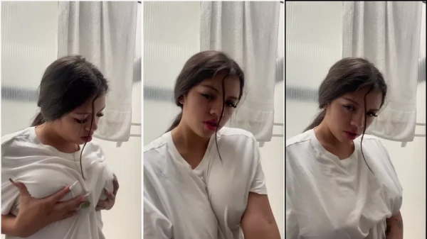 Valeria Ardila em um vídeo massageando seus peitão lindos