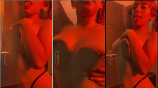 A belíssima Karen Tarazona aparece no vídeo fazendo carinho nos seus encantadores seios
