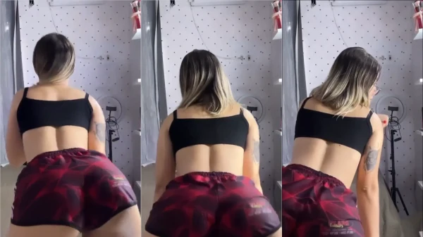Moreninha mexendo o bundão maravilhoso