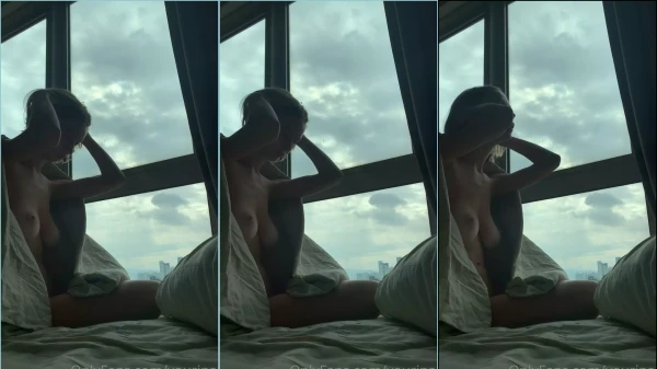 Na cama, a magrinha se solta e fica toda sensual