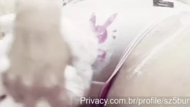 Bunnysz23 se divertindo com a xerequinha gata