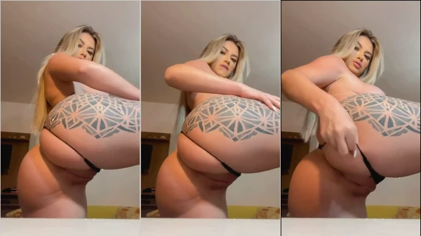 Julia Govea se despindo e se entregando ao prazer do brinquedinho