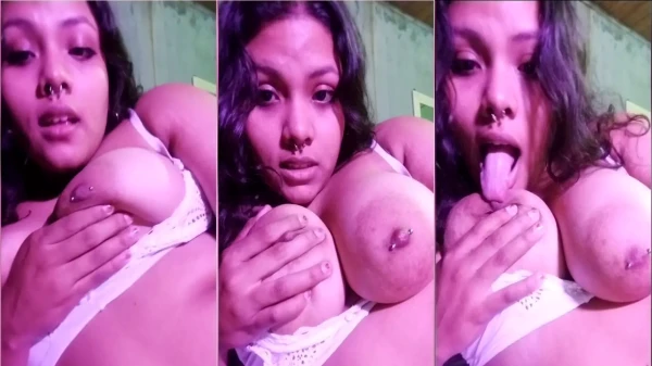 LiliZzsw com os peitões à mostra