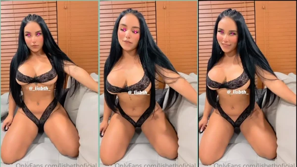 Lisbethoficial em cima da cama rebolando com os peitões