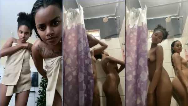 Live Buzz Cast com a morena e sua amiga se deitando numa boa no chuveiro