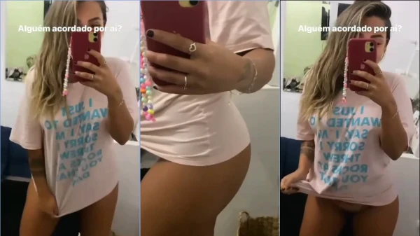 Menina nua se exibindo de frente pro espelho