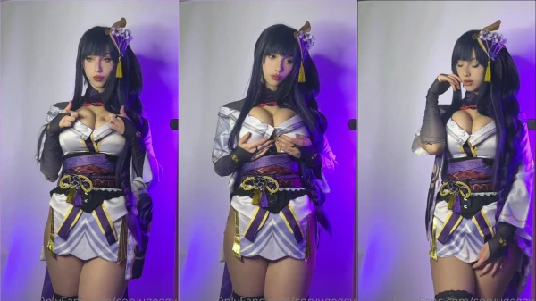 Soryugeggy, a gata com um peitão, se divertindo sozinha