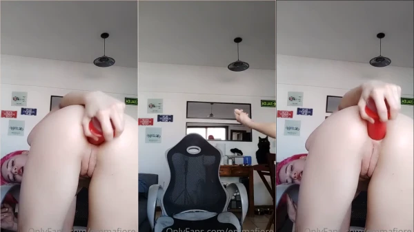 Vídeo picante da novinha greluda, Emma Fiore!
