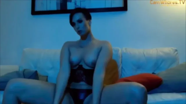 Com as pernas erguidas, Zahra Elise mostra a sua maravilha!
