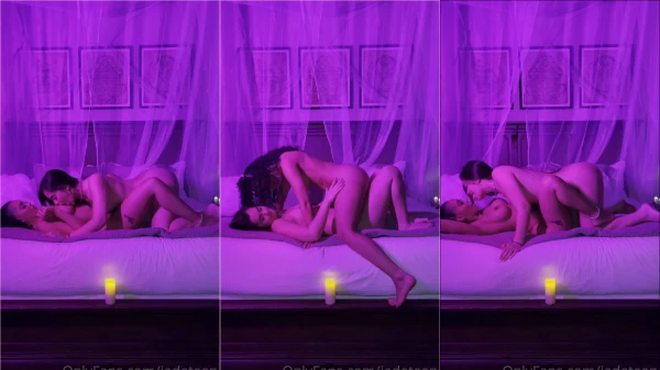 Confere a divina Jade Teen se divertindo na cama com a amiga!
