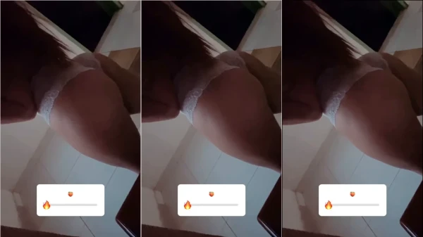 Delícia ousada usando uma calcinha de renda branquinha