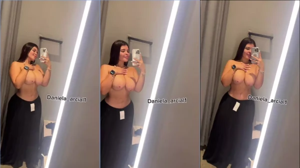 Peitões irresistíveis da gata Daniela Arcila!