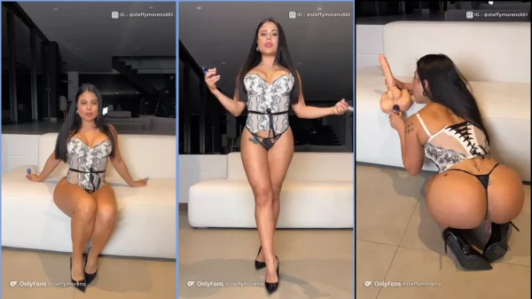 Steffy Moreno relaxando no sofá, se dando prazer