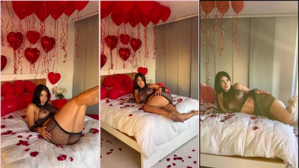 Tatiana Quintero vestindo uma calcinha bem transparente que deixa tudo à mostra