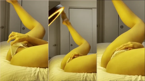 Valentina Olivas com as pernas pro ar, exibindo sua fofura